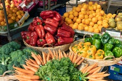 Frische Obst und Gemüse am spanischen Landwirtmarkt stockfotografie Frische Obst und Gemüse am spanischen Landwirtmarkt stockfotografie