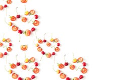 Frische rohe organische Saisonfrucht-Beeren auf einem weißen Hintergrund stockfoto Frische rohe organische Saisonfrucht-Beeren auf einem weißen Hintergrund stockfoto