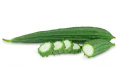 Frische winklige Luffaschwammfrucht lokalisiert auf Weiß lizenzfreies stockbild Frische winklige Luffaschwammfrucht lokalisiert auf Weiß lizenzfreies stockbild