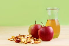 Frischer Apfelsaft, rote Äpfel und getrocknete Äpfel auf hölzernem Hintergrund lizenzfreie stockfotos Frischer Apfelsaft, rote Äpfel und getrocknete Äpfel auf hölzernem Hintergrund lizenzfreie stockfotos