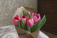Frischer Blumenstrauß von den rosa Tulpen zu Hause eingewickelt im papper Innen stockbilder Frischer Blumenstrauß von den rosa Tulpen zu Hause eingewickelt im papper Innen stockbilder