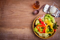 Frischer gesunder Salat auf hölzernem Hintergrund Gewichtverlust Frauentorso mit dem Maß, getrennt auf Weiß abnehmen lizenzfreies stockbild Frischer gesunder Salat auf hölzernem Hintergrund Gewichtverlust Frauentorso mit dem Maß, getrennt auf Weiß abnehmen lizenzfreies stockbild