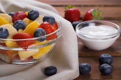 Frischer Obstsalat mit heller rustikaler Art stockfotos Frischer Obstsalat mit heller rustikaler Art stockfotos