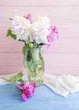 Frischer Pfingstrosenblumenstrauß in einem Vase auf hölzernem stockbilder Frischer Pfingstrosenblumenstrauß in einem Vase auf hölzernem stockbilder