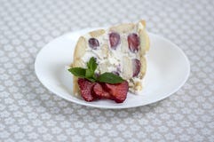 Frischer Sahnekuchen mit frischen Erdbeeren und gerundeten Ladyfingers auf der Platte mit frischen roten Früchten stockbild Frischer Sahnekuchen mit frischen Erdbeeren und gerundeten Ladyfingers auf der Platte mit frischen roten Früchten stockbild
