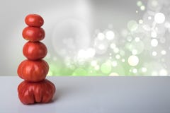 Frischgemüse auf Gewebebeschaffenheit Reife frische rote Tomaten gestapelt als Turm auf a stockbild Frischgemüse auf Gewebebeschaffenheit Reife frische rote Tomaten gestapelt als Turm auf a stockbild