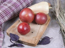 Frischgemüse in der Küche: Tomaten, Pfeffer, Gurken, Grüns lizenzfreies stockfoto Frischgemüse in der Küche: Tomaten, Pfeffer, Gurken, Grüns lizenzfreies stockfoto
