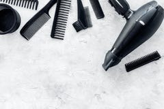 Friseurarbeitsschreibtisch mit Trockner und Werkzeugen für das Haar, das oben auf grauem SteinDraufsichtspott des schreibtischhin Lizenzfreie Stockfotografie Friseurarbeitsschreibtisch mit Trockner und Werkzeugen für das Haar, das oben auf grauem SteinDraufsichtspott des schreibtischhin Lizenzfreie Stockfotografie