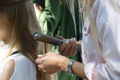 Friseurmädchen wickelt ihr Haar mit einem Eisen Nahaufnahme stockbild Friseurmädchen wickelt ihr Haar mit einem Eisen Nahaufnahme stockbild