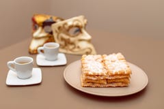 Fritos italianos típicos Chiacchiere di Carnevale do carnaval espanado com pulverizado Composição com duas xícaras de café e no foto de stock Fritos italianos típicos Chiacchiere di Carnevale do carnaval espanado com pulverizado Composição com duas xícaras de café e no foto de stock