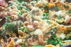Frittata de la tortilla de los huevos revueltos con espinaca, las salchichas y el anacardo fotografía de archivo libre de regalías Frittata de la tortilla de los huevos revueltos con espinaca, las salchichas y el anacardo fotografía de archivo libre de regalías