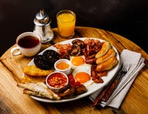 Frittura piena sulla prima colazione inglese con le uova fritte, salsiccie, bacon fotografia stock libera da diritti Frittura piena sulla prima colazione inglese con le uova fritte, salsiccie, bacon fotografia stock libera da diritti