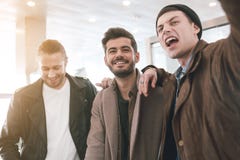 Frohe Freunde, die positive Gefühle expessing sind lizenzfreie stockfotos Frohe Freunde, die positive Gefühle expessing sind lizenzfreie stockfotos