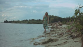 Frohe Rothaarigefrau, die entlang den Strand geht stock video footage Frohe Rothaarigefrau, die entlang den Strand geht stock video footage