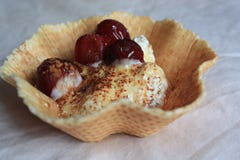 Fromage blanc dans la gaufre avec des cerises images stock Fromage blanc dans la gaufre avec des cerises images stock