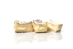 Fromage blanc de fromage bleu sur le fond blanc images stock Fromage blanc de fromage bleu sur le fond blanc images stock