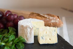 Fromage bleu d'un plat avec des raisins Image libre de droits Fromage bleu d'un plat avec des raisins Image libre de droits