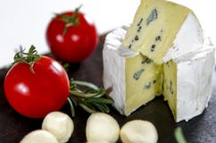 Fromages assortis sur le conseil en bois Camembert, fromage avec la rouille bleue, mozzarella avec des tomates photo libre de droits Fromages assortis sur le conseil en bois Camembert, fromage avec la rouille bleue, mozzarella avec des tomates photo libre de droits