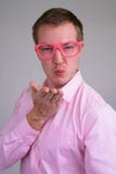Fronte di giovane uomo d'affari femminile con gli occhiali che soffiano bacio fotografia stock libera da diritti Fronte di giovane uomo d'affari femminile con gli occhiali che soffiano bacio fotografia stock libera da diritti