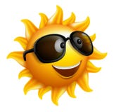 Fronte di Sun di estate con gli occhiali da sole ed il sorriso felice Fronte di Sun di estate con gli occhiali da sole ed il sorriso felice