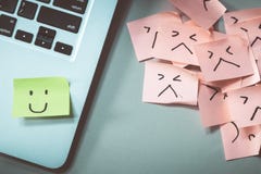 Fronti felici e molti infelici della carta dell'appunto fotografia stock libera da diritti Fronti felici e molti infelici della carta dell'appunto fotografia stock libera da diritti