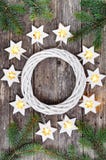 Frontière de Noël : étoiles de guirlande de lumières et branches chaudes confortables de sapin autour d'une guirlande blanche sur photo libre de droits Frontière de Noël : étoiles de guirlande de lumières et branches chaudes confortables de sapin autour d'une guirlande blanche sur photo libre de droits