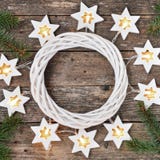 Frontière de Noël : étoiles de guirlande de lumières et branches chaudes confortables de sapin autour d'une guirlande blanche sur photos libres de droits Frontière de Noël : étoiles de guirlande de lumières et branches chaudes confortables de sapin autour d'une guirlande blanche sur photos libres de droits