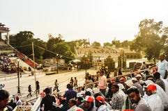FRONTIÈRE DE WAGHA, AMRITSAR, PENDJAB, INDE - JUIN 2017 Les gens se sont réunis dans l'abaissement de la cérémonie de drapeaux So photos libres de droits FRONTIÈRE DE WAGHA, AMRITSAR, PENDJAB, INDE - JUIN 2017 Les gens se sont réunis dans l'abaissement de la cérémonie de drapeaux So photos libres de droits