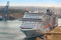 Frontowy widok MSC Splendida luksusowy statek wycieczkowy cumował w portowym Valletta zdjęcie stock Frontowy widok MSC Splendida luksusowy statek wycieczkowy cumował w portowym Valletta zdjęcie stock