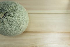 Fruit de melon sur en bois photos stock Fruit de melon sur en bois photos stock