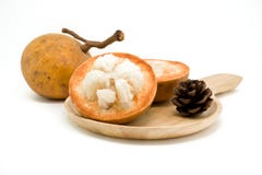 Fruit de Santol d'isolement sur le fond blanc photo libre de droits Fruit de Santol d'isolement sur le fond blanc photo libre de droits