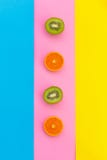 fruit frais sur un fond color? Mod?le color? de fruit des tranches fra?ches de kiwi sur le fond color? De la vue sup?rieure photo libre de droits fruit frais sur un fond color? Mod?le color? de fruit des tranches fra?ches de kiwi sur le fond color? De la vue sup?rieure photo libre de droits