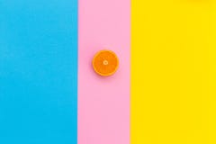 fruit frais sur un fond coloré Modèle coloré de fruit des tranches fraîches de kiwi sur le fond coloré De la vue supérieure image stock fruit frais sur un fond coloré Modèle coloré de fruit des tranches fraîches de kiwi sur le fond coloré De la vue supérieure image stock