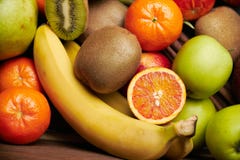 Fruit tropical sur le fond en bois noir, vue supérieure photographie stock libre de droits Fruit tropical sur le fond en bois noir, vue supérieure photographie stock libre de droits