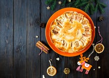 Fruitcake dla bożych narodzeń dekorował z jabłkami na pomarańcze talerzu na brązu drewnianym stole Delicioius Domowej roboty cias zdjęcia stock Fruitcake dla bożych narodzeń dekorował z jabłkami na pomarańcze talerzu na brązu drewnianym stole Delicioius Domowej roboty cias zdjęcia stock