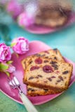 Fruitcake или пирожное на розовой плите стоковая фотография rf Fruitcake или пирожное на розовой плите стоковая фотография rf