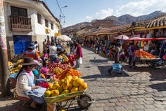 Fruitmarkt in steets van Cusco, Peru royalty-vrije stock afbeelding Fruitmarkt in steets van Cusco, Peru royalty-vrije stock afbeelding