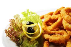 fruits de mer frits par calamari Photographie stock libre de droits fruits de mer frits par calamari Photographie stock libre de droits