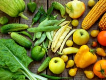Fruits et légumes verts, jaunes, rouges photos libres de droits Fruits et légumes verts, jaunes, rouges photos libres de droits