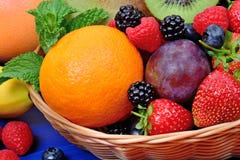 Fruits frais dans un panier sur la table en bois images stock Fruits frais dans un panier sur la table en bois images stock