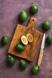 Fruits frais de feijoa sur une planche à découper, fond rustique foncé Vue supérieure, configuration plate images libres de droits Fruits frais de feijoa sur une planche à découper, fond rustique foncé Vue supérieure, configuration plate images libres de droits