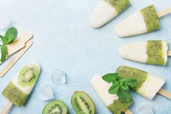 Fruity σπιτικό παγωτό ή popsicles από τη τοπ άποψη καταφερτζήδων και γιαουρτιού ακτινίδιων Θερινά αναζωογονώντας τρόφιμα στοκ εικόνες Fruity σπιτικό παγωτό ή popsicles από τη τοπ άποψη καταφερτζήδων και γιαουρτιού ακτινίδιων Θερινά αναζωογονώντας τρόφιμα στοκ εικόνες