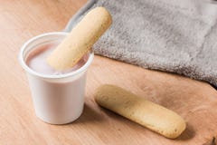 Fruityoghurt in een plastic kop met koekjes op de keukenlijst royalty-vrije stock foto Fruityoghurt in een plastic kop met koekjes op de keukenlijst royalty-vrije stock foto