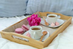 Frukost i s?ng f?r tv? Tr?magasin med kaffe, makron och Bizet arkivfoton Frukost i s?ng f?r tv? Tr?magasin med kaffe, makron och Bizet arkivfoton