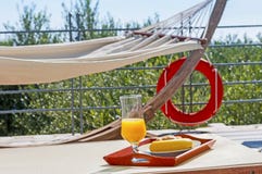 Frukost p? poolsiden under ferier royaltyfri foto Frukost p? poolsiden under ferier royaltyfri foto