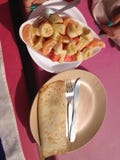 Frukost p? stranden b?ra fruktt pannkakor arkivfoton Frukost p? stranden b?ra fruktt pannkakor arkivfoton