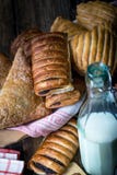 frukostera bakelser med vallmo och mjölka royaltyfria bilder frukostera bakelser med vallmo och mjölka royaltyfria bilder