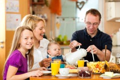 frukostfamilj som har royaltyfri foto frukostfamilj som har royaltyfri foto