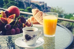 Frukosttabell utomhus royaltyfria bilder Frukosttabell utomhus royaltyfria bilder