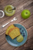 Fruktkaka med tematcha arkivbild Fruktkaka med tematcha arkivbild